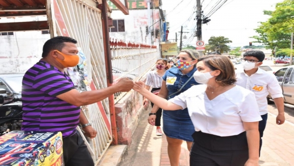 No Centro da capital, Socorro Neri conversa com lojistas 